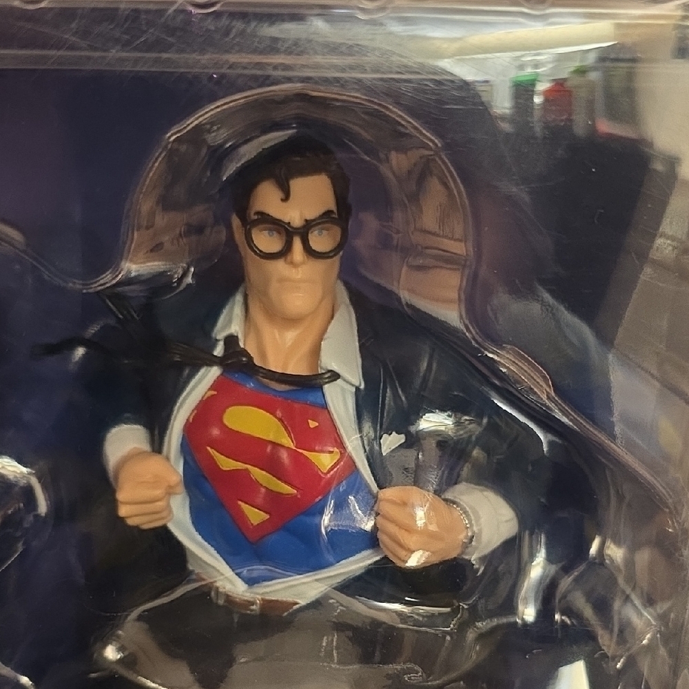 Superman Vinyl Figure - Picture 2 of 3